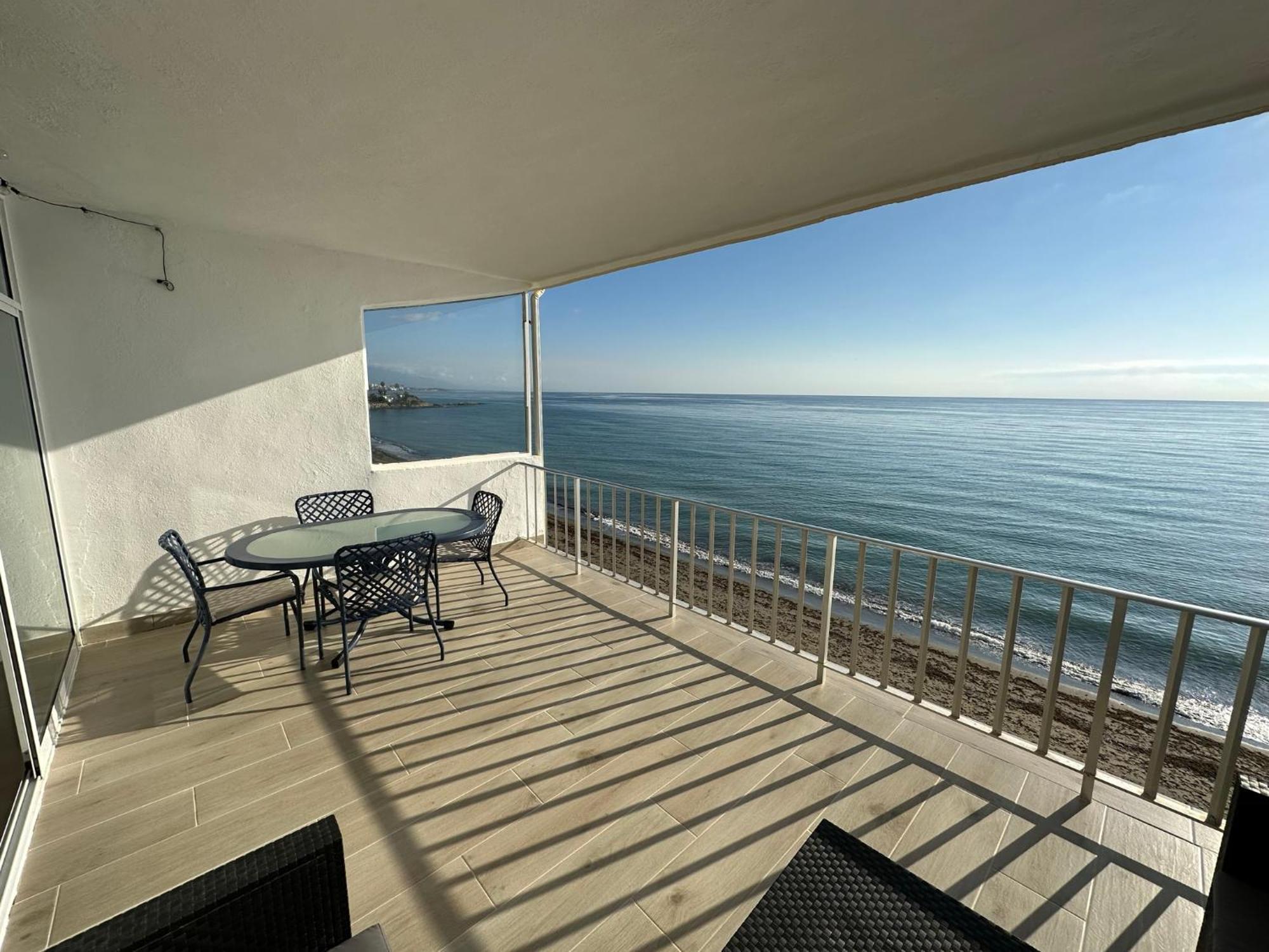 Beachfront, Top Floor Corner 2-Bed, Estepona Paseo Apartman Kültér fotó