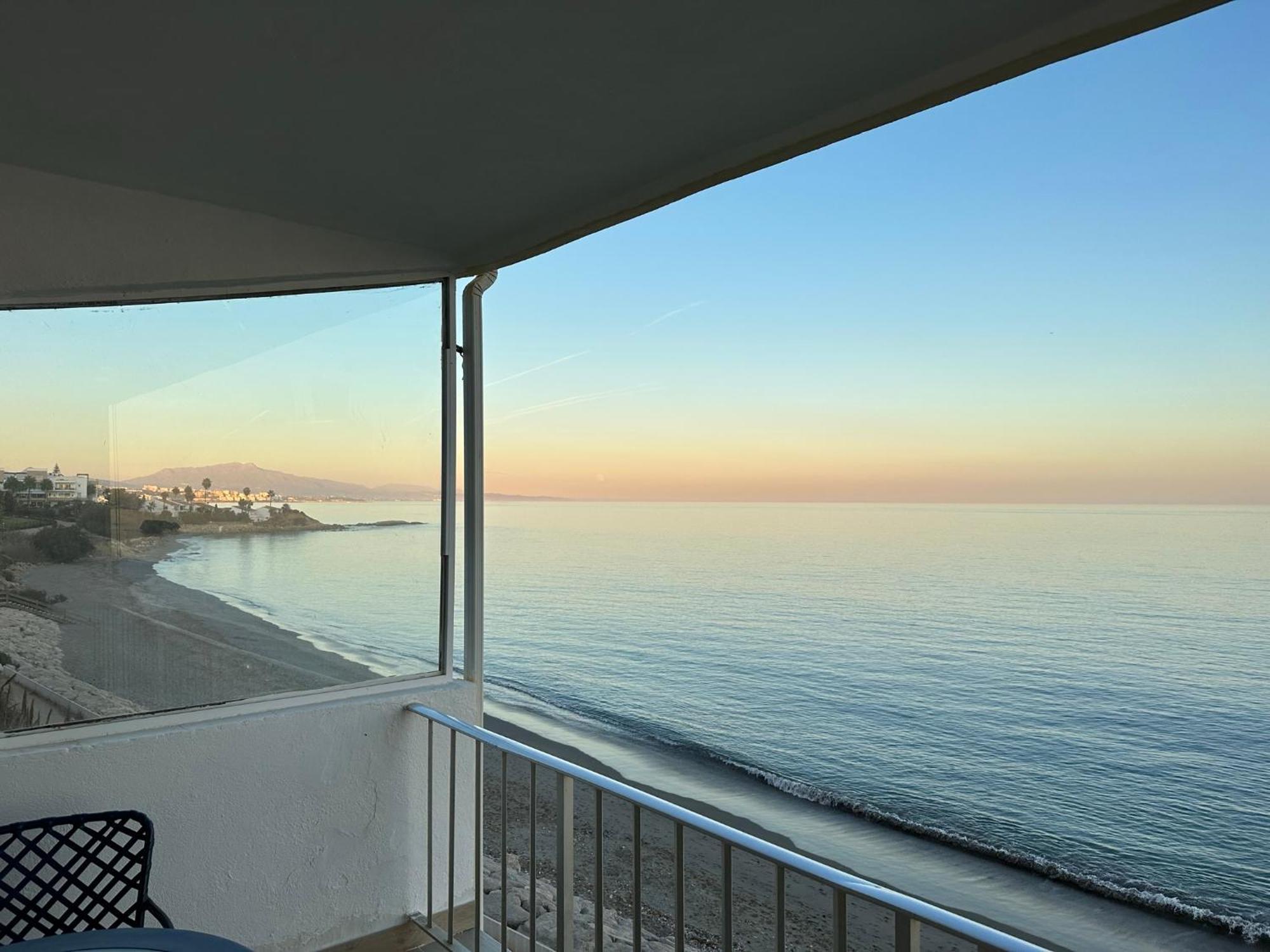 Beachfront, Top Floor Corner 2-Bed, Estepona Paseo Apartman Kültér fotó