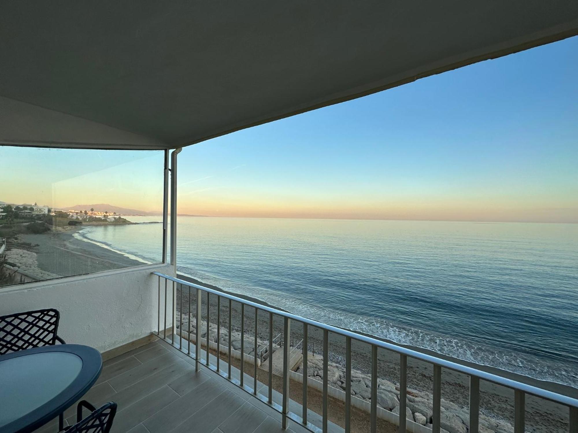 Beachfront, Top Floor Corner 2-Bed, Estepona Paseo Apartman Kültér fotó